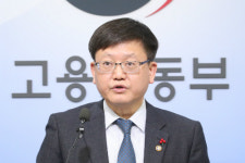노동부, 주 52시간 근무제 계도기간 연장 연말까지 결정