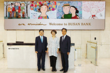 BNK부산은행, 세계적 화가 에바 알머슨과 아트마케팅 협약