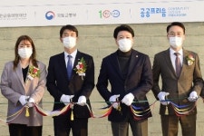 신한금융, 부산 새밭마을에 지역민 일자리 창출 위한 문화센터 열어