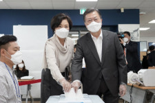 문재인 부부, 삼청동 주민센터 찾아 서울시장 보궐선거 사전투표