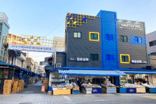 IBK기업은행, 부산 남포동 건어물 점포 110곳 간판디자인 교체지원