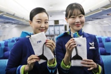 에어부산 버려지는 승무원 용품으로 열쇠고리 제작, 환경문제 해결