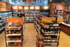 이마트24 주류 전문 편의점 선보여, 와인 소믈리에 점장이 상품 추천