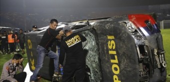 인도네시아 축구장에서 174명 사망, 팬 난동에 최루탄 진압하면서 압사사고