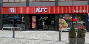 [현장] 신호상 자신한 KFC압구정로데오점, 40대 ‘추억 사고’ MZ ‘술 즐긴다’