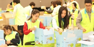 하나금융 지역 소상공인에 생필품 담은 행복상자 전달, 가을 음악회도 열어