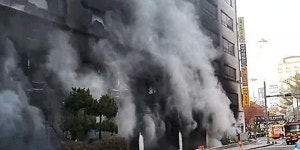 창문으로 종이 날리며 살려달라 분당 BYC빌딩 화재, 300여 명 무사 대피