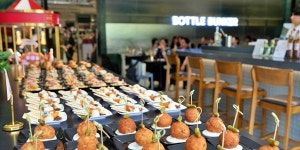 롯데마트 '보틀벙커' 안에 작은 식당 열어, 와인과 맛조합할 수 있는 메뉴 선봬