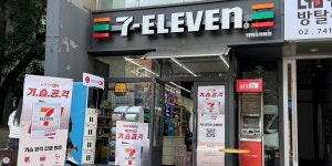 [현장] 100원 내고 3만 원어치 쓸어 담았다, 세븐일레븐에 300명 기습공격한 이유