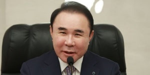 제너시스비비큐석남점 | [Who Is ?] 윤홍근 제너시스비비큐그룹 회장