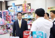 조찬휘 회장, 청주 침수 피해약국 위로 방문