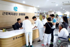 근로복지공단 창원병원, 양준혁 홍보대사 사인회 개최