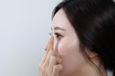 휴가철 물놀이 콘택트렌즈보다 안경 착용 권장