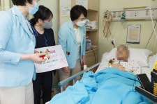 서울의료원 간호사들, 어버이날 맞아 코로나 환자에게 카네이션 선물
