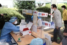 정세균 전 국무총리 광주 광산구청 선별진료소 찾아 의료진 격려
