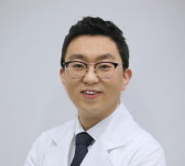 웃을 때 드러나는 벌어진 앞니, 치료로 개선 가능