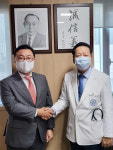고도일 서울시병원회장, 건국대학교병원장과 환담