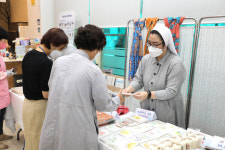 성빈센트병원, 해외의료지원을 위한 자선바자회 열어