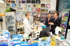 조규홍 장관, 약국 현장에서 의약품수급불안정 의견 청취