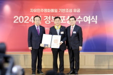 김병인 인정병원 원장, 국민훈장 동백장 수훈