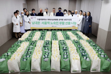 여의도성모병원, 남대문·서울역 노숙인에 식품 키트 250세트 전달
