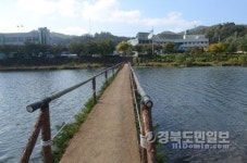 청송 용전천 섶다리 관광객 발길 잡아