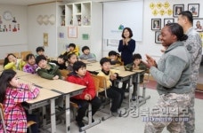 파랑새드림아동센터, 미군병사 영어교실 수업