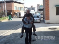 군위署 중앙파출소 이진영 경위, 어르신 귀가 도와