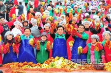 새마을정신으로 사랑의 김치 쓱싹쓱싹