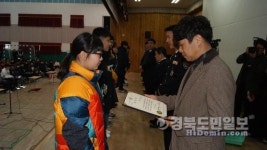 경주 동천동 청년회, 동촌초 졸업생 장학금 전달