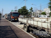 포항문화예술회관 옆문 도로 불법 주정차 난무