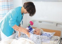 포항성모병원, 어르신들에 카네이션 선물