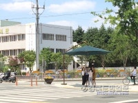 횡단보고 건너기 전 그늘에서 쉬어가세요