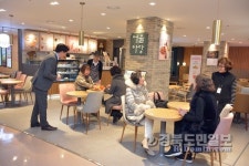 시니어 고객 위한 특별공간 어울마당