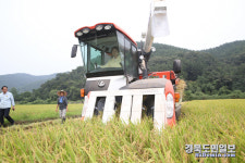 성주군 올해 첫 벼 베기 행사 진행