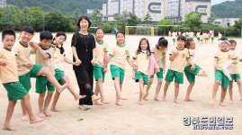 폭신폭신 흙 밟으니 머리가 맑아져요