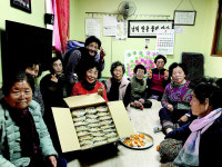 청도 감천지, 경로당 어르신에 빵 기탁