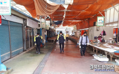 청도 금천면 의용소방대가 동곡시장에서 방역활동 실시