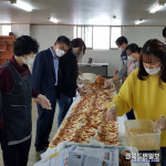 칠곡군,석적 부영아파트 노인회·작은도서관, 칠곡군에 후원물품 전달