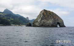울릉 바다에 자리잡은 거대 코끼리 섬 공암