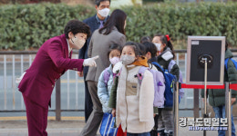 개학 첫날 학생들 맞이하는 강은희 대구교육감