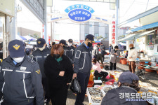 울진해경, 설 명절 전통시장 장보기 및 소외이웃 위문품 전달