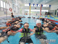 여름철 앞두고 생존수영 배워요