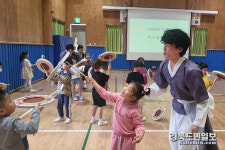 세로토닌 예술단, 고향 영주 이산초등학교에서 재능기부 공연
