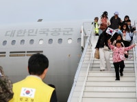 사막의 빛 작전 성공… 중동 교민 204명 군 수송기로 서울공항 도착