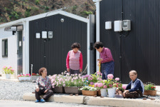봄 왔지만 여전히 잿빛… 절망 딛고 다시 삶의 터전 짓다