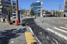 포항 육거리 교차로서 연탄 수백장 쏟아져…교통 혼잡