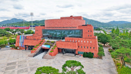 객석 줄이고 감동 더하다… 김천시문화예술회관 24년만에 대변신