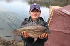 낚시춘추, 대어 조행기 - 고창 구산지에서 53.2cm 붕어    정읍 임정수씨 5.1칸 대 지렁이 미끼로 올렸다