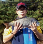  낚시춘추, 대어-울진 거일리 백사장에서 원투낚시로 55.2cm 감성돔 포획
